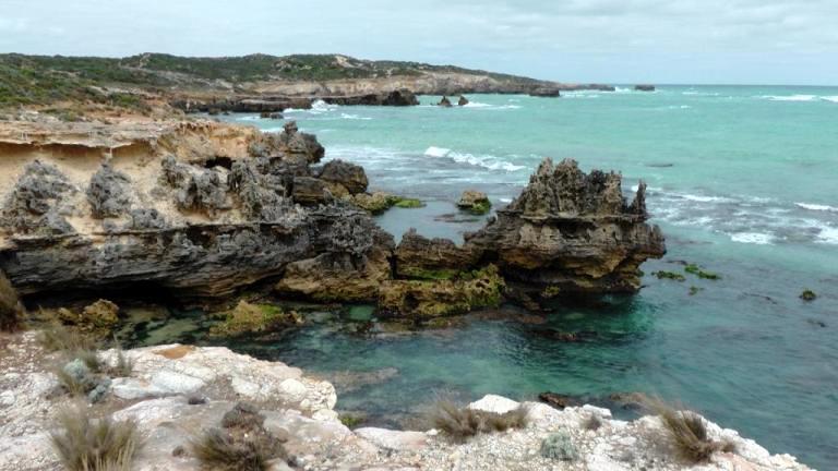 Wilde Küste am Cape Buffon mit eingebrochener Naturbrücke